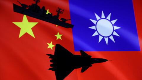 在这幅插图中，航空母舰和飞机在中国和台湾的旗帜前穿梭。