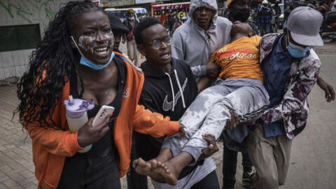 Watu wakiwa wamembeba mwanamke aliyepoteza fahamu wakati wa maandamano ya siku ya Jumanne jijini Nairobi, Kenya, Julai July 16, 2024.