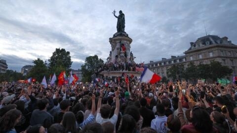 Coligação de esquerda vence legislativas em França.