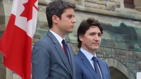 Thủ tướng Canada Justin Trudeau (P) và đồng nhiệm Pháp Gabriel Attal trong lễ đón tiếp ở trụ sở Nghị Viện Canada, Ottawa, Canada, ngày 11/04/2024.