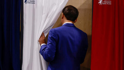 Ảnh minh họa : Tổng thống Pháp Emmanuel Macron tại một phòng phiếu ở Le Touquet trong vòng một, ngày 30/06/2024.