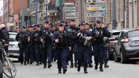 Forças especiais se instalam nas proximidades da escola Gambetta, em Arras, em 13 de outubro de 2023.