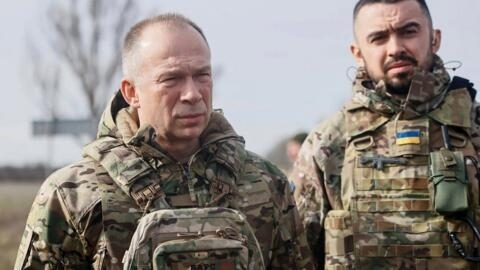 乌克兰武装部队新闻部门于 2024 年 2 月 25 日发布的这张照片显示，乌克兰武装部队总司令亚历山大·瑟尔斯基（左）视察乌克兰东部一个秘密地点的前线阵地。