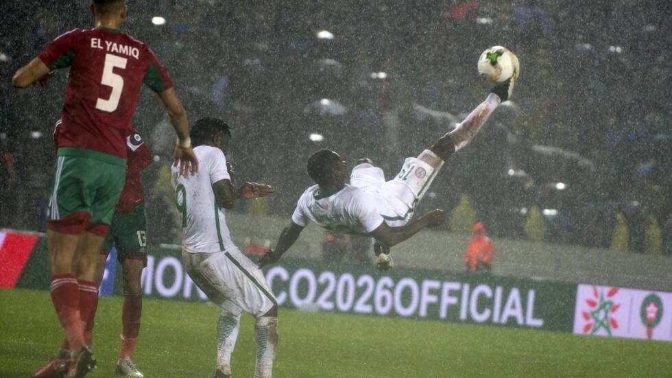 Le Marocain Jawad El Yamiq (g) défend contre le Nigérian Ibrahim Mustapha (d) lors du dernier match du Championnat d'Afrique des nations 2018 à Casablanca, au Maroc.