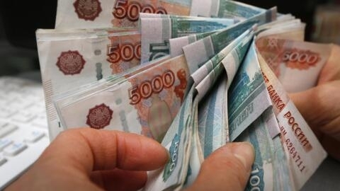 La monnaie russe est tombée lundi (24 août 2015) à son plus bas niveau en 2015, l'euro dépassant le seuil symbolique des 80 roubles et le dollar celui des 70 roubles.