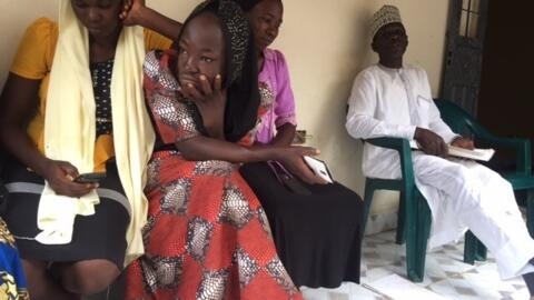 Amina Nkeki, no centro, entre duas outras ex-reféns grupo Boko Haram, fotografadas na periferia de Chibok