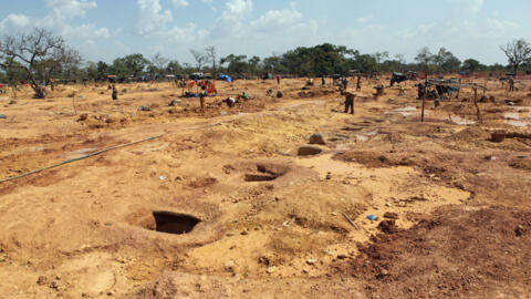 A prática de garimpo de ouro existe há séculos no Mali. A foto mostra túneis usados ​​por mineradores, em Koflatie, em 28 de outubro de 2014 (foto ilustrativa).