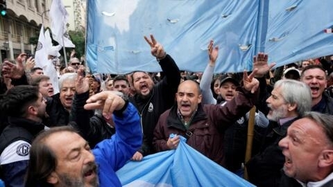Manifestantes protestam contra pacote de reformas de Javier Milei diante do Congresso argentino, 12/06/24.