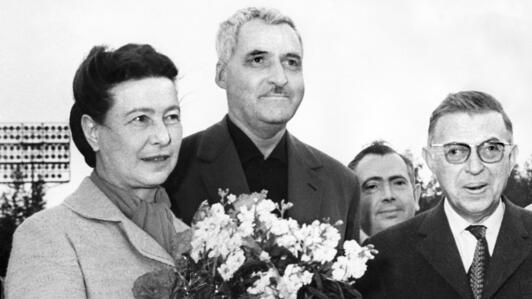 Жан-Поль Сартр (справа) и Симона де Бовуар вместе с писателем Константином Симоновым (в центре) в аэропорту Шреметьево. Москва, СССР 1962 год.