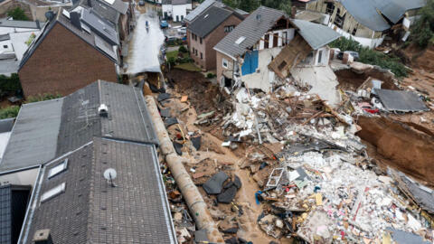 Vista aérea de bairro parcialmente destruído pelas enchentes em Erftstadt, no oeste da Alemanha.