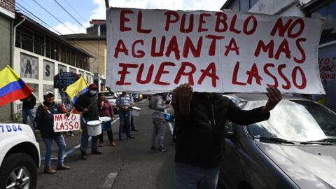 Opositores do presidente do Equador, Guillermo Lasso, se manifestam-se contra o governante no entorno do Congresso, em Quito, em 16 de maio de 2023.