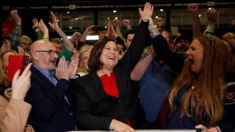 A líder do Sinn Fein, Mary Lou McDonald (centro), comemora o resultado histórico de seu partido nas eleições irlandesas.