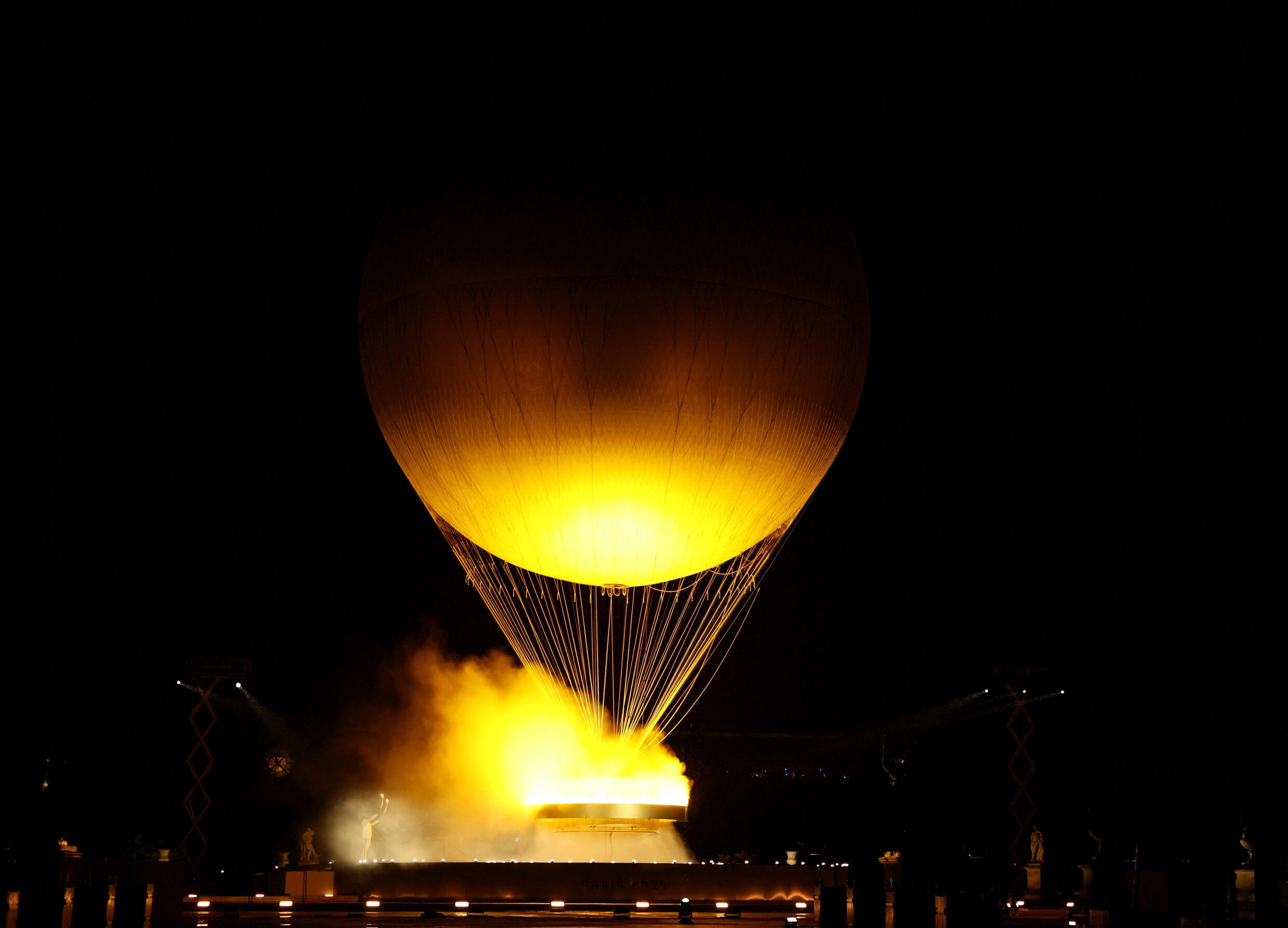 Original. El pebetero olímpico flotará  sobre París hasta el final de los Juegos gracias a un globo aerostático.