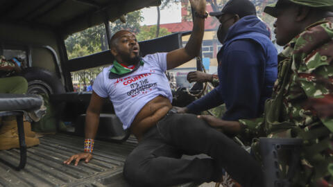 Mwanaharakati wa Kenya Boniface Mwangi, wakati alipokamatwa hapo awali na polisi wakati wa maandamano mnamo Julai 25, 2024.