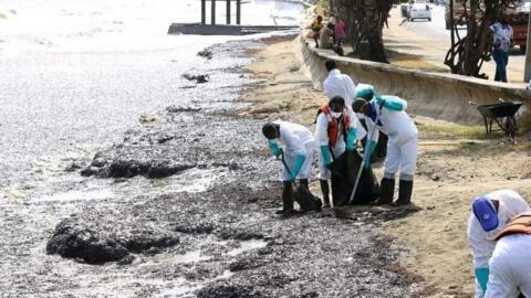 Voluntarios limpiando una playa afectada por el derrame de petróleo, el sábado 10 de febrero de 2023.