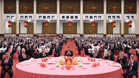 在中国新华社提供的这张照片中，2024 年 2 月 8 日星期四，北京人民大会堂，中国国家主席习近平（中）在春节团拜会上鼓掌。近日公布的『中国共产党巡视条例』，却要求对党的高级干部们“利剑高悬、震慑常在”，分析指习对官员们的忠诚度不放心。