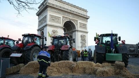 Agricultores francesesn estacionam tratores e instalam palha no pé do Arco do Triunfo em Paris