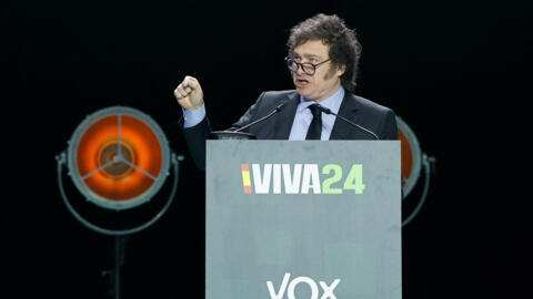 El presidente argentino Javier Milei pronuncia un discurso en el escenario del mitin "Europa Viva 24" del partido ultraderechista español Vox, en Madrid, el 19 de mayo de 2024.