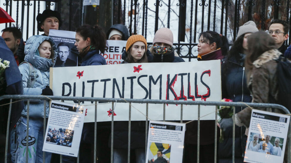 Oameni demonstreaza în fata Ambasadei Rusiei din Oslo, Norvegia, dupa ce a fost anuntat decesul opozantului rus Alexei Navalnîi, 16 februarie 2024.