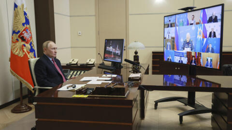 Le président russe Vladimir Poutine préside une réunion avec les membres du gouvernement par vidéoconférence à la résidence d'État de Novo-Ogaryovo, à l'extérieur de Moscou, le 10 juillet 2024.