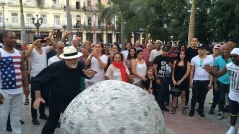 Michelangelo Pistoletto 在古巴首都哈瓦纳的广场上推报纸球