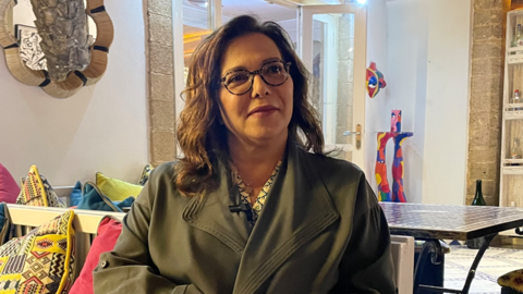 Neila Tazi, co-fondatrice du festival Gnaoua d’Essaouira est également sénatrice, elle préside la Commission des affaires étrangères de l’institution.