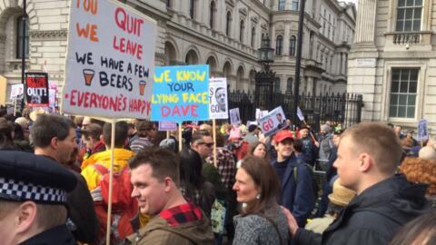 Centenas de pessoas pediram neste sábdo (9) a renúncia de Cameron diante da sede do governo em Downing Street, no centro de Londres.