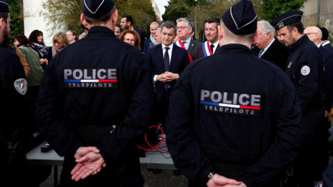 Le ministre français de l'Intérieur, Gérald Darmanin, s'entretient avec des pilotes de drones de la police française après une démonstration du système de sécurité lors du parcours de la flamme olympi