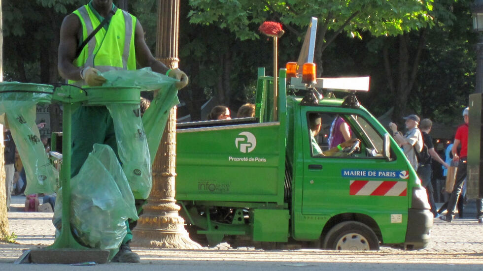 A capital francesa produz cerca de 3 mil toneladas de lixo por dia.