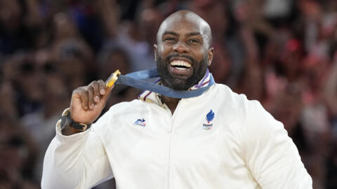 Judoca francês Teddy Riner celebra medalha de ouro em Paris.