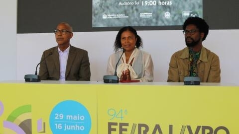 Da esq. p/ dir. : Embaixador de Cabo Verde em Portugal, Eurico Correia Monteiro, Presidente do Instituto da Biblioteca Nacional de Cabo Verde, Matilde Santos, investigador e autor do prefácio da nova edição de O Galo Cantou na Baía, Victor Barros, na apresentação do livro O Galo Cantou na Baía, de Manuel Lopes, na Feira do Livro de Lisboa 2024.