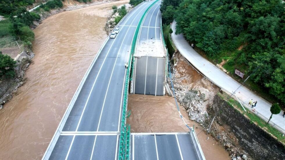 中国陕西省一座高速公路桥梁19日垮塌多车坠河。