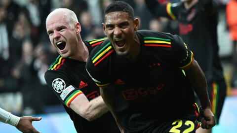 La joie de l'attaquant ivoirien de l'Ajax Amsterdam, Sebastien Haller,  félicité par le milieu de terrain Davy Klaassen, après avoir marqué son 2e but face à Besiktas, lors de leur match de poules de la Ligue des champions, le 24 novembre 2021 à Istanbul