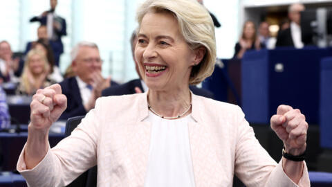 A presidente da Comissão Europeia, Ursula von der Leyen, comemora no Parlamento Europeu, em Estrasburgo, no nordeste da França, após ser reeleita para um segundo mandato, nesta quinta-feira, 18 de julho de 2024.