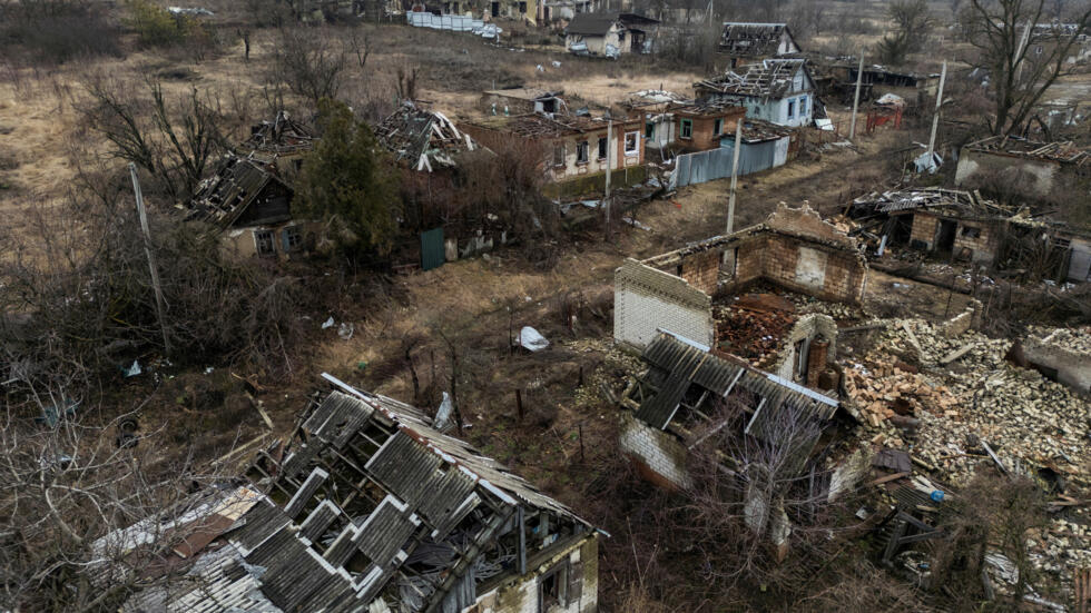 2024 年 2 月 13 日，乌克兰顿涅茨克州 Bohorodychne 村，俄罗斯袭击乌克兰期间严重受损的废弃房屋。REUTERS/Vladyslav Musiienko
