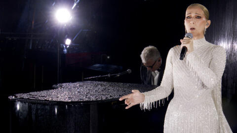 Capture d'écran du flux vidéo des Services olympiques de diffusion montrant Céline Dion en pleine performance le 26 juillet 2024 à Paris pour la cérémonie d'ouverture des JO