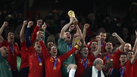 A Espanha levanta a taça e comemora a primeira Copa do Mundo