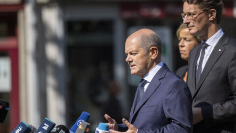 O chanceler Olaf Scholz fez um discurso no local do atentado em Solingen.