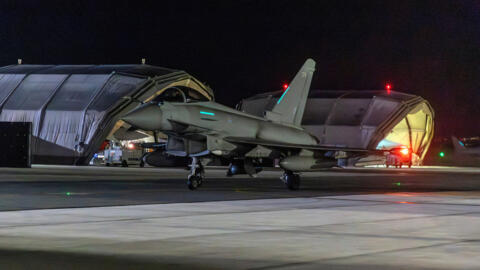 La foto publicada el 12 de enero de 2024 muestra un avión de combate Typhoon de la Royal Air Force regresando a su base en Chipre después de atacar objetivos militares en Yemen durante la operación de la coalición liderada por Estados Unidos contra la milicia hutí.