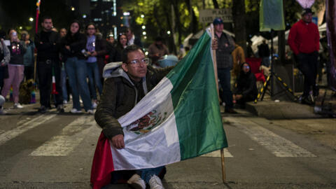 Homem protesta contra reforma do Judiciário no México, que autoriza que juízes possam ser escolhidos por voto popular.