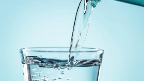 El estudio abarcó agua del grifo y agua embotellada.