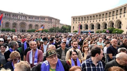 Mii de protestatari s-au adunat pe străzile din Erevan în apropierea reședinței prim-ministrului Armeniei, Nikol Pașinian, pentru a-i cere demisia acestuia, în urma deciziei guvernului de a ceda unul din teritoriile țării către statul vecin, Azerbaidjan, 26 mai 2024.