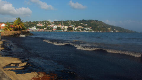 La playa de Rockly Bay (Tobago) ha quedado completamente contaminada por la marea negra.