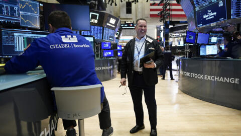 2024年1月3日，交易员在纽约证券交易所的交易大厅工作。