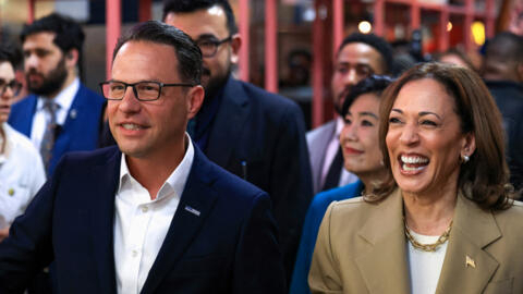 A vice-presidente Kamala Harris e o governador da Pensilvânia, Josh Shapiro, durante evento de campanha em 13 de julho.