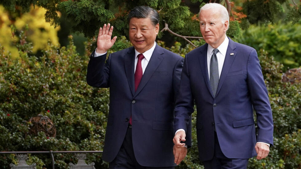 2023年11月15日，美国加利福尼亚州伍德赛德，中国国家主席习近平在亚太经合组织（APEC）峰会期间与美国总统拜登在菲洛里庄园散步时挥手致意。