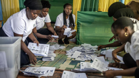 Funcionarias de la Comisión Nacional Electoral de Ruanda Commission (EC) trabajan en el escrutinio de las elecciones generales en un centro de votación en Kigali, el 15 de julio de 2024