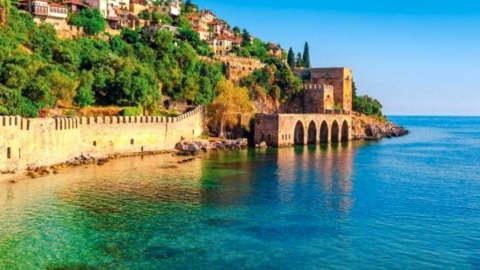 Antalya est une station balnéaire turque comprenant un vieux port rempli de yachts et des plages bordées de grands hôtels.