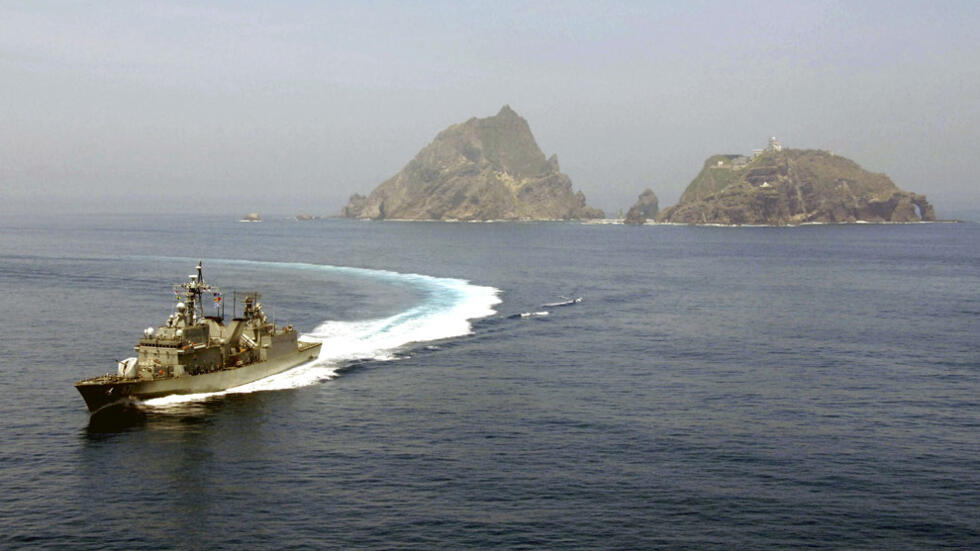 Tàu chiến Hàn quốc tuần tra trên biển