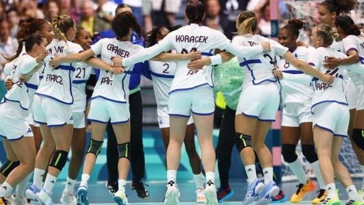 Les handballeuses françaises ont dominé les Hongroises à Paris, le 25 juillet 2024, pour leur premier match des JO 2024.